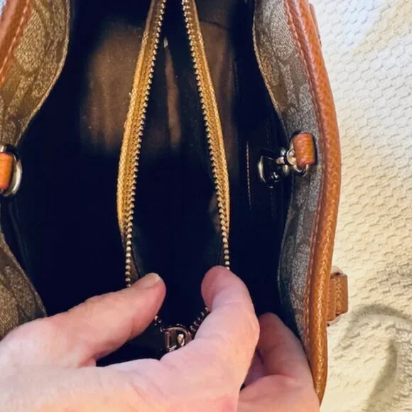 👜 Coach Savannah Small Carryall • Signature Canvas • Used• Classic Crossbody - Picture 11 of 13